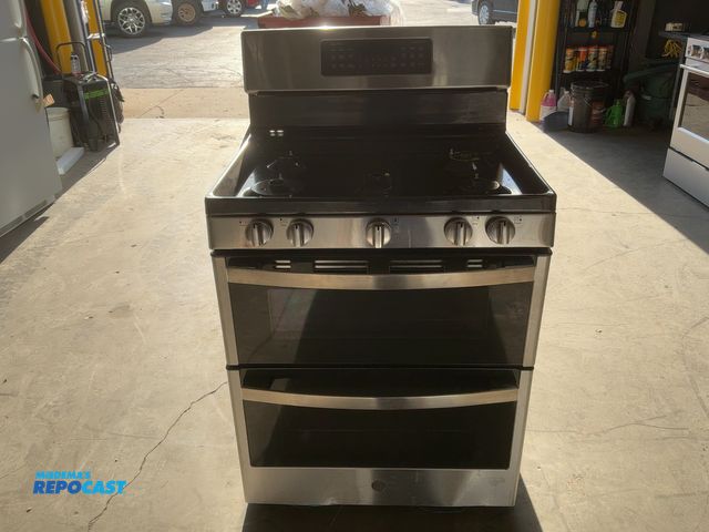 Lot 2-40430 - Scratch & Dent Gas GE GEPGB965YPFS Range