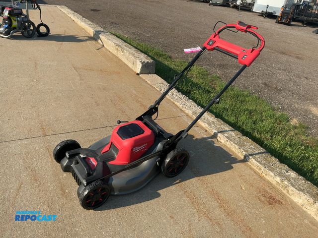 Lot 2-20995 - Milwaukee Fuel 21" Self-Propelled Lawn Mower