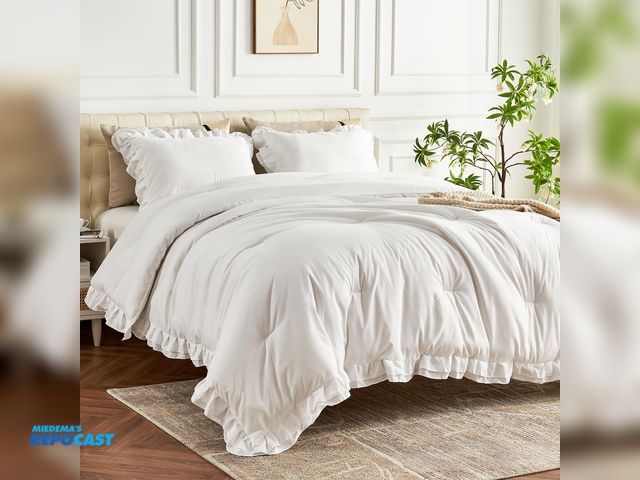 Lot 2-79374 - HOLYZONE White Double Ruffle Comforter Set