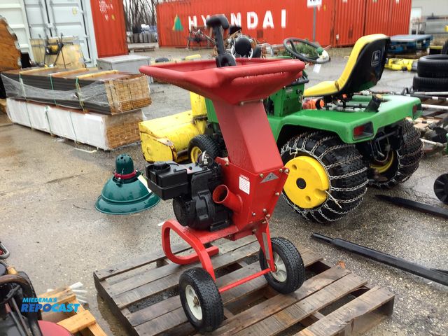 Lot 2-77931 - 4634TS Mulch Troy-bilt junior tomahawk red mulch grinder