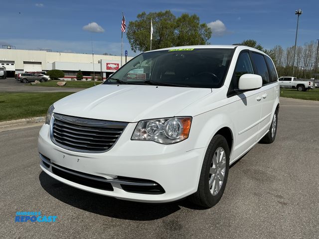 Lot 2-75541 - 2015 Chrysler Town &amp; Country LX Mini Van FWD