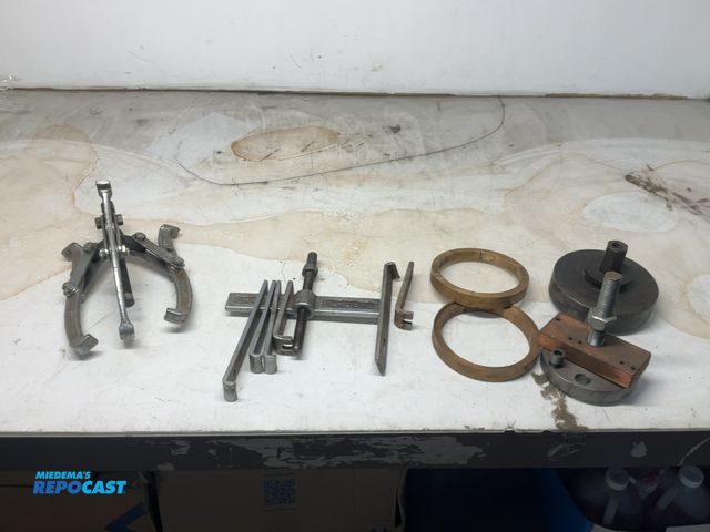 Lot 2-24847 - Lot of industrial chain breakers and Detroit diesel seal installers