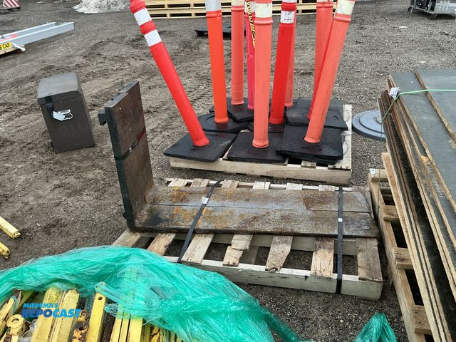 Lot 2-92821 - Pair of 4 foot forklift forks