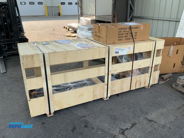 Lot 2-18175 - Towmotor Skid Steer lithium ion powered with hydraulic lifting table