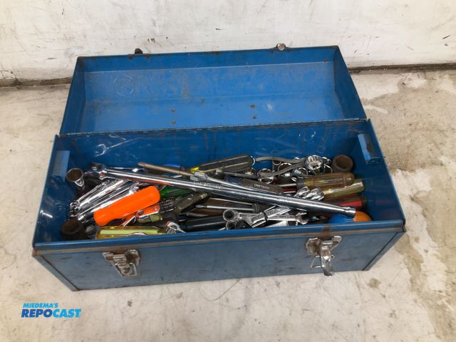 Lot 2-19664 - Metal toolbox of assorted hand tools