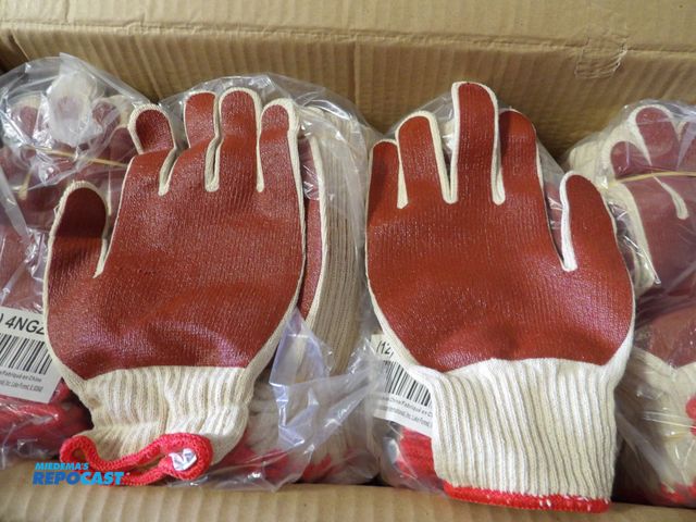 Lot 2-58209 - Lot of (44) New Poly/cotton palm coated white/rust #4NGZ4