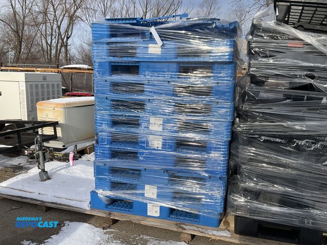 Lot 2-15560 - 10 Blue plastic stackable palletsx