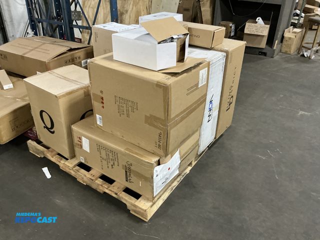 Lot 2-11507 - Skid lot of Kendal lighting center lights