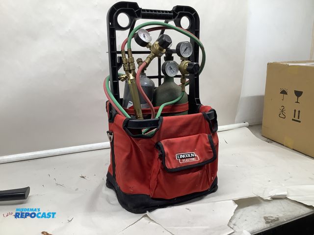 Lot 2-35235 - Lincoln Port -A-Torch
Part # KH990
Acetylene and Oxygen Cylinder included
Striker Included
Torch Hos...