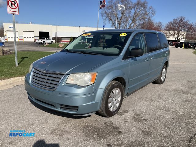 Repocast.com - Lot 2-15185 - 2009 Chrysler Town & Country LX Sports Car FWD
