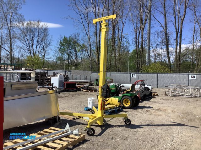 Repocast.com - Lot 2-61500 - Sumner R-250 Roust-A-Bouts lift