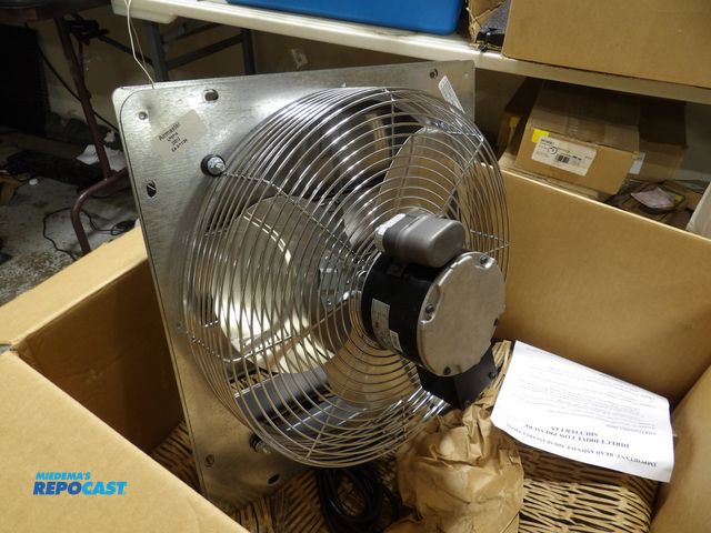 Lot 2-51056 - dayton shutter mount exhaust fan 16" blade variable speed, 1/10HP 115V Ac1 phase, 1550 RPM, 17"h X 1...