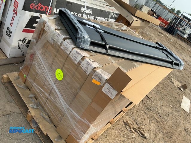 Lot 2-18622 - Skid lot of trident fast fold truck bed covers for Toyota tundra 5’ 6” bed 2007-2013 with rail syste...