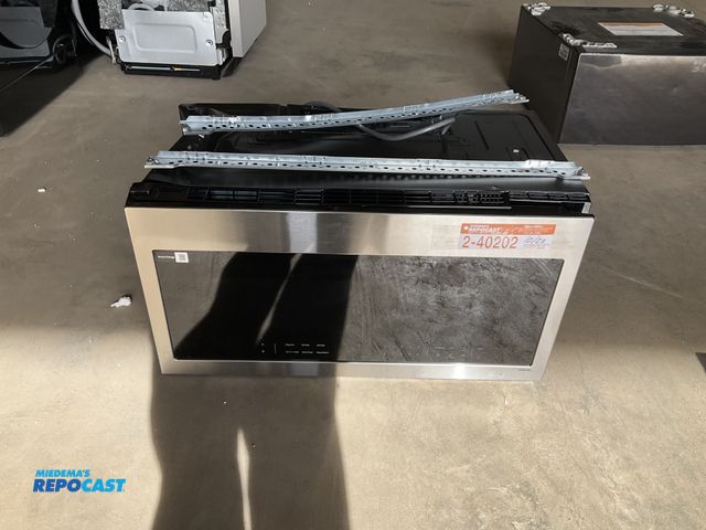 Lot 2-40202 - Scratch & Dent Samsung ME21DG6300SRAA Microwave Oven