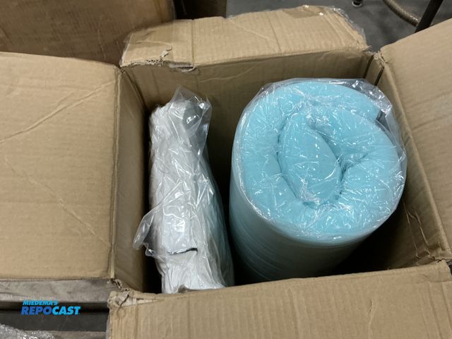 Lot 2-73470 - Memory foam mattress topper - white