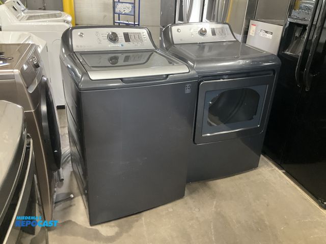 Lot 2-91345 - GE GTW685BPL1DG and GTD65GBPL0D8 Washer & Dryer Set