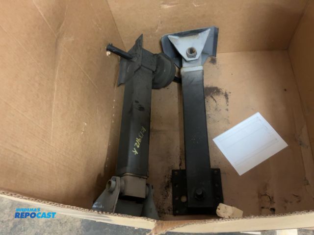 Lot 2-11115 - (2) Landing Gear Jacks, one has two speed, no crank handle or conncecting bar, Part No. 1013912K