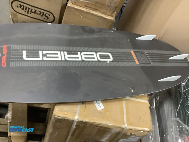 Lot 2-95137 - OBRIEN wake surf board. Has some scuffs and scratches.