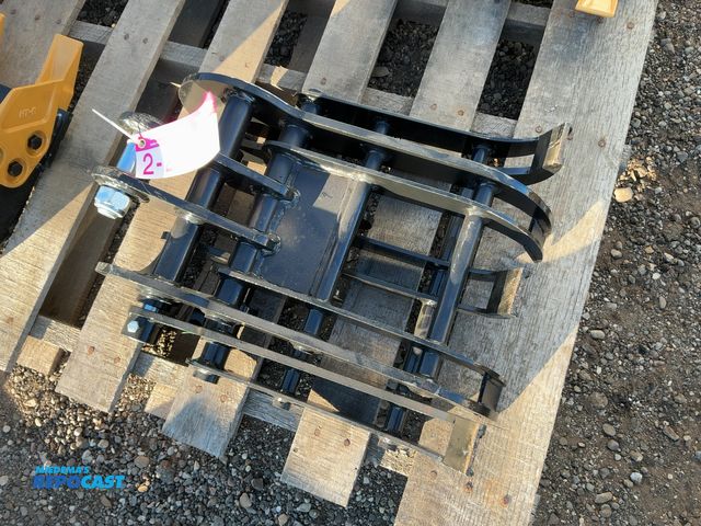 Lot 2-21860 - New 15" Grapple Attachment for Chinese Mini Excavator