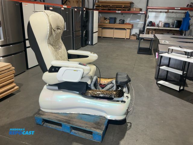 Lot 2-15346 - Gulfstream 9660-5 Pedicure Massage Chair