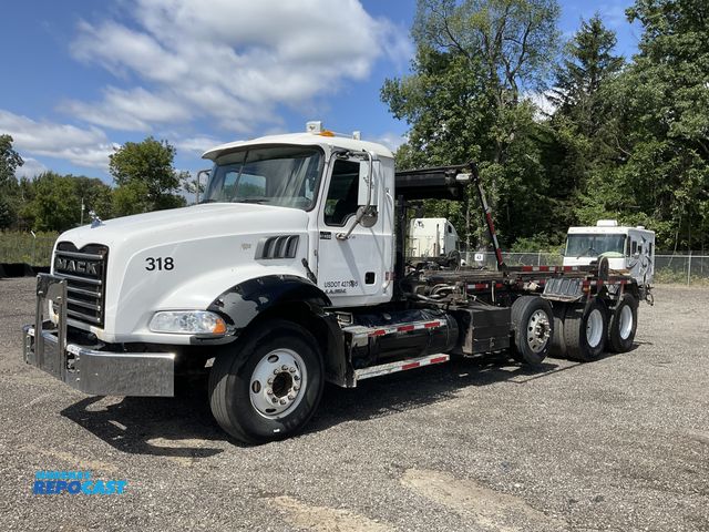 Lot 2-61376 - 2010 MACK GU813 Roll Off Truck