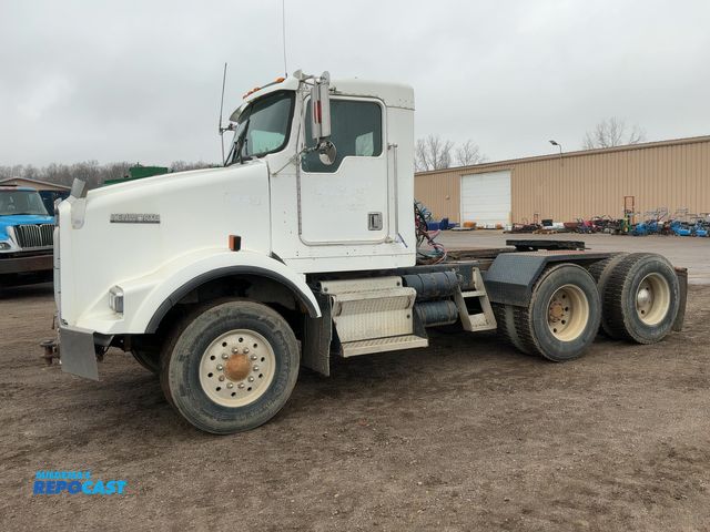 Lot 2-11526 - 1997 Kenworth T800 Semi Truck