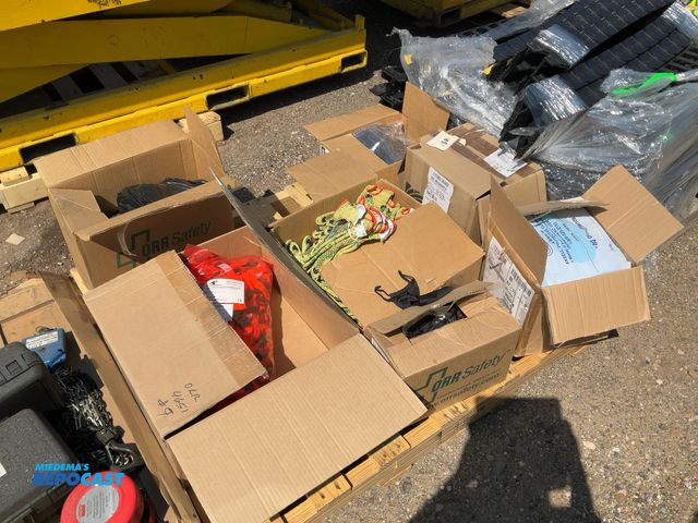 Lot 2-99406 - Skid of Stronghold 100 PCS OF EZLNYHRDWBANOR EZ Clean Webbing with Locking Anchor Hard Hat, Wizard M...