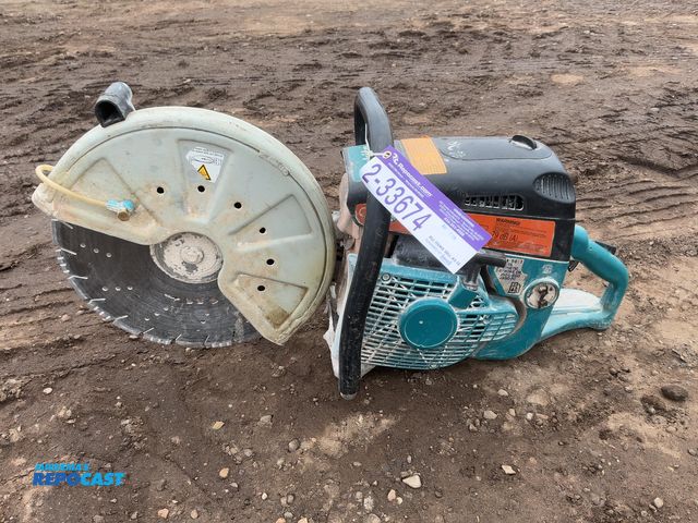 Lot 2-33674 - Makita EK7301 14” Concrete Saw, Recoil Start, Hose Hookup, Has Blade, Runs and Works
