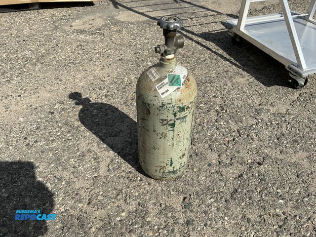 Lot 2-76965 - Small tank of non flammable gas.
