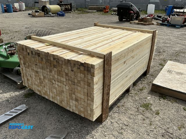 Lot 2-34740 - Skid lot of wooden spindels 480 pieces 1/2" sq, 76.5" long