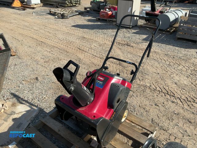 Lot 2-67747 - toro model CCR-2450 walkbehind snowblower, has 5hp model R-tek, 2 cycle motor, 20" clearing path, ad...