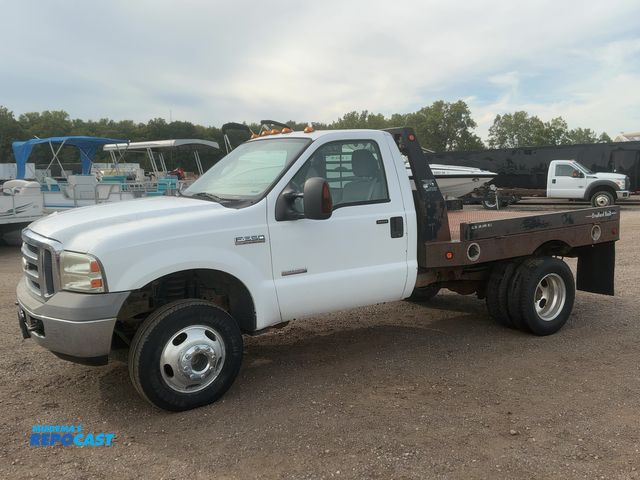 Lot 2-40688 - 2006 Ford F-250 XLT Super Duty Regular Cab Flatbed Pickup Truck 4x4