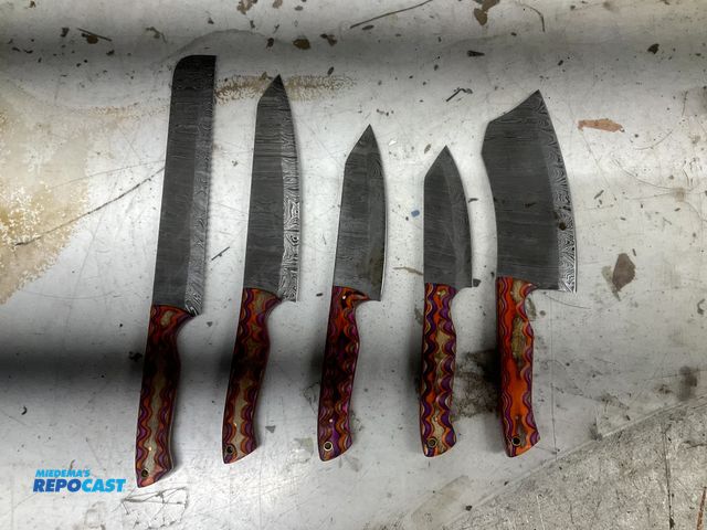 Lot 2-92347 - 5-piece collectible kitchen knife set