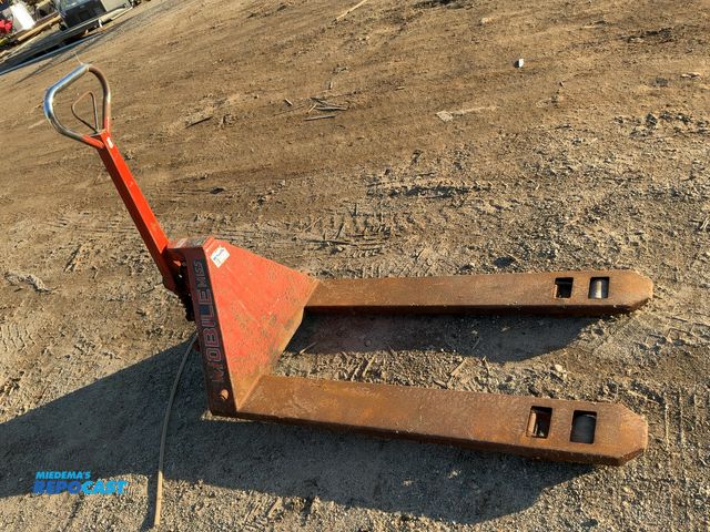 Lot 2-33109 - Mobile ML55 pallet jack