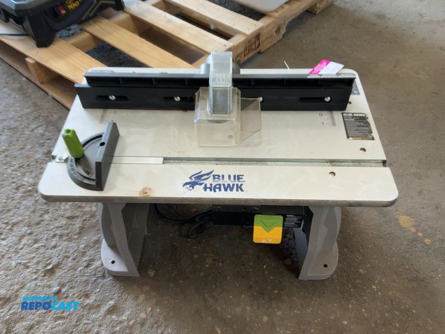 Lot 2-20044 - Blue Hawk Router with Router Table, 115 Volt, Works