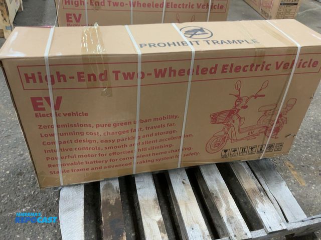 Lot 2-21930 - New SDLANCH EV Electric Scooter, Battery Operated, Steel Frame, Painted Plastic Shell, LED Running L...