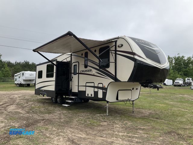 Lot 2-61377 - 2018 Cruiser 3351 BH Camper Travel Trailer