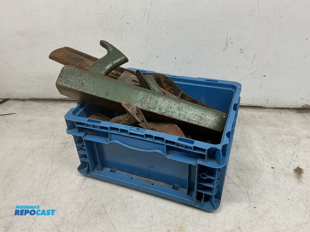 Lot 2-69030 - Box of assorted antique Stanley and Bailey planes and plane components for repair and reconditioning