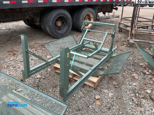 Lot 2-69402 - Pneumatic box pusher