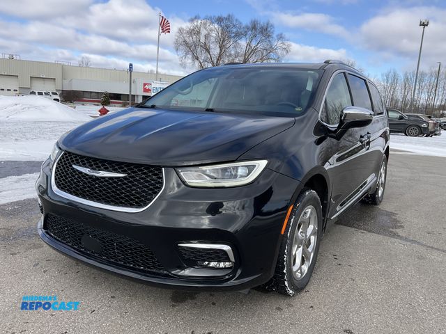 Lot 2-21701 - 2021 Chrysler Pacifica Limited AWD Mini Van AWD