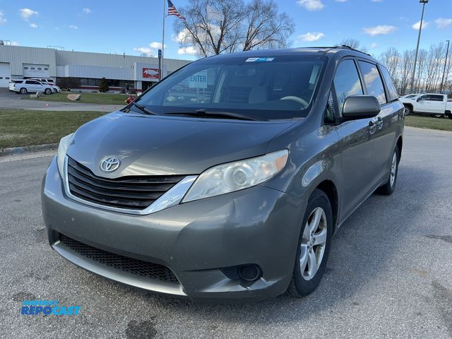 Lot 2-65401 - 2011 Toyota Sienna LE Mini Van FWD