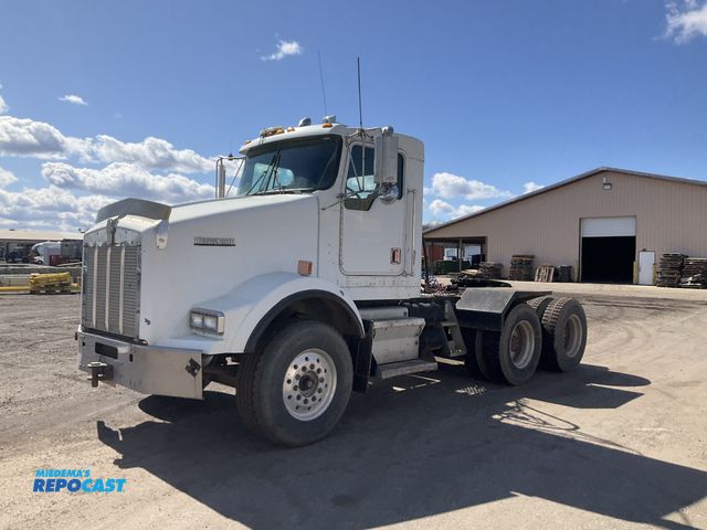 Lot 2-11541 - 1997 Kenworth T800 Day Cab