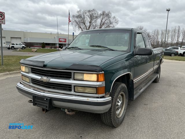 Lot 2-77112 - 1998 Chevrolet Silverado 2500 Ext. Cab 6.5-ft. Bed 2WD Extended Cab Long Box Pickup Truck RWD