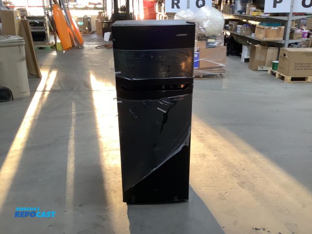 Lot 2-19325 - Electric Free Standing Contoure R-780BK-12V Refrigerator/Freezer