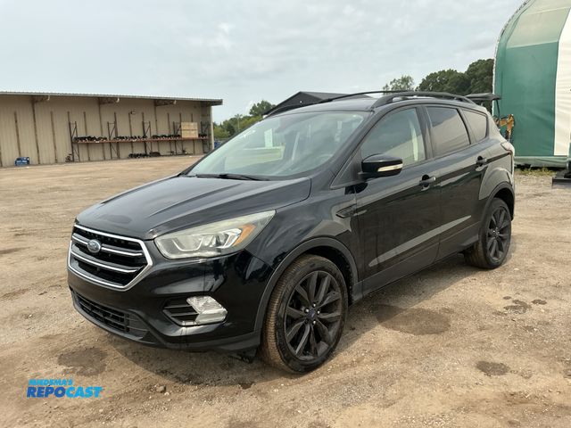 Lot 2-30639 - 2017 Ford Escape Titanium FWD SUV FWD