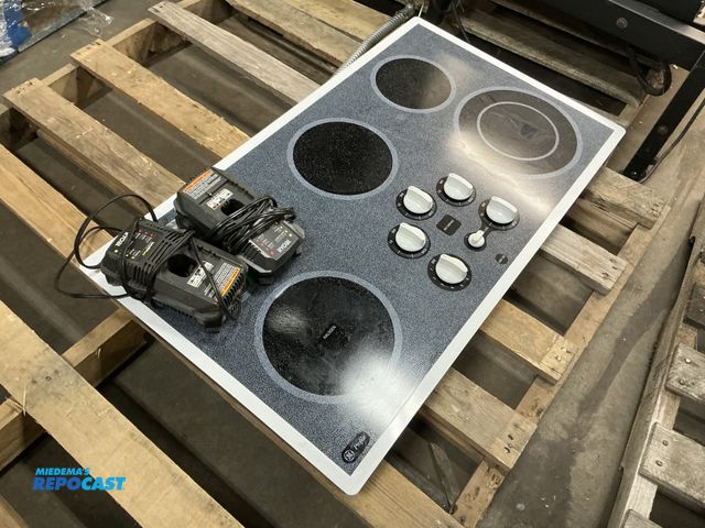 Lot 2-64072 - Profile J Pbb0W0V1WW Cook Top 5 burner gray and black stove top