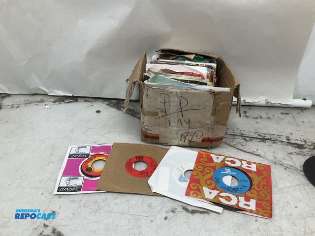Lot 2-96733 - Box of various records including grunt, Johnny rivers, the letterman, parrot, and more