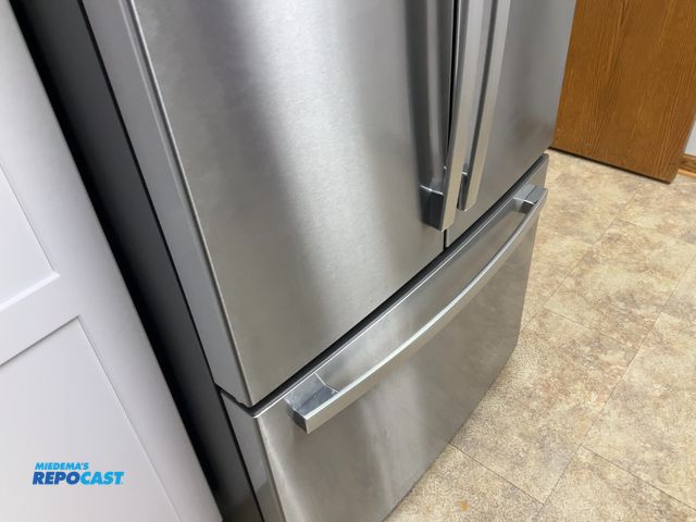 Lot 2-38478 - 2005 Pterebilt 365 Day Cab