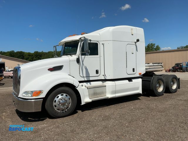 Lot 2-11820 - 2011 Peterbilt 386 Semi Truck
