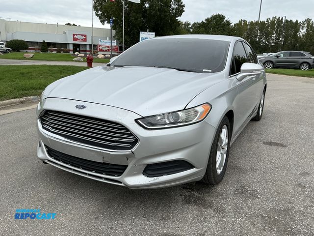 Lot 2-33433 - 2016 Ford Fusion SE Sedan FWD